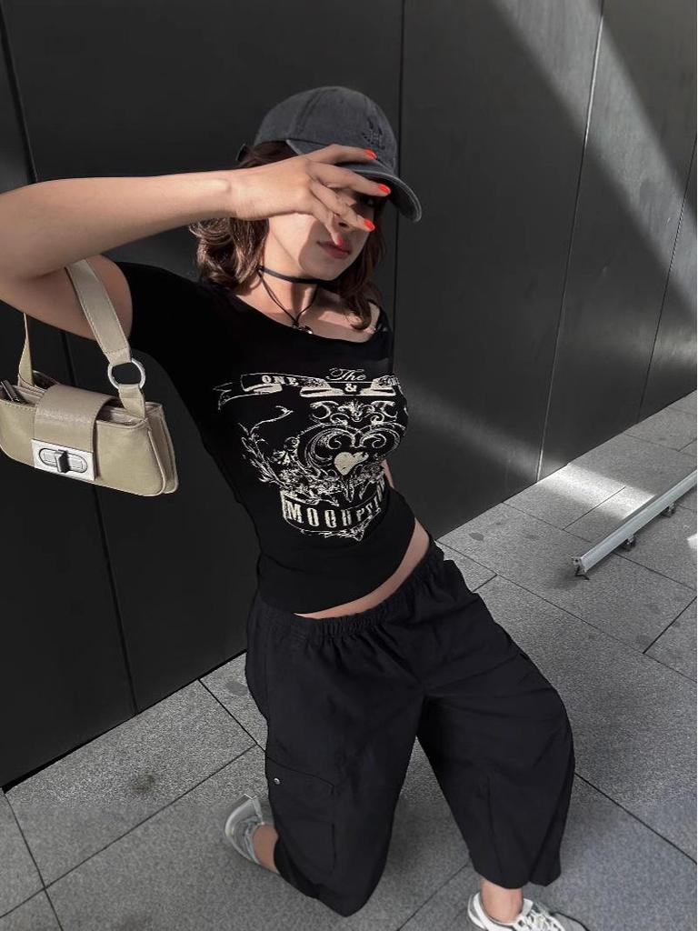 Retro Heart Print Wide Neck Slim-Fit Short-Sleeve Top