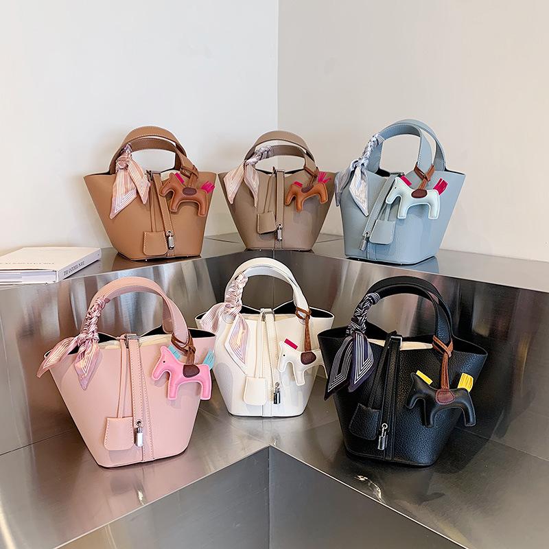 Premium bag, silk scarf pendant, child and mother contrasting color bucket bag, small lock, portable women's bag