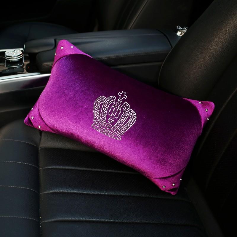 Lila Kristallkrone Autoinnenzubehör Plüsch Auto Nackenkissen mit Bling Diamant Knochenförmiges Fahrzeug Kopfstützkissen