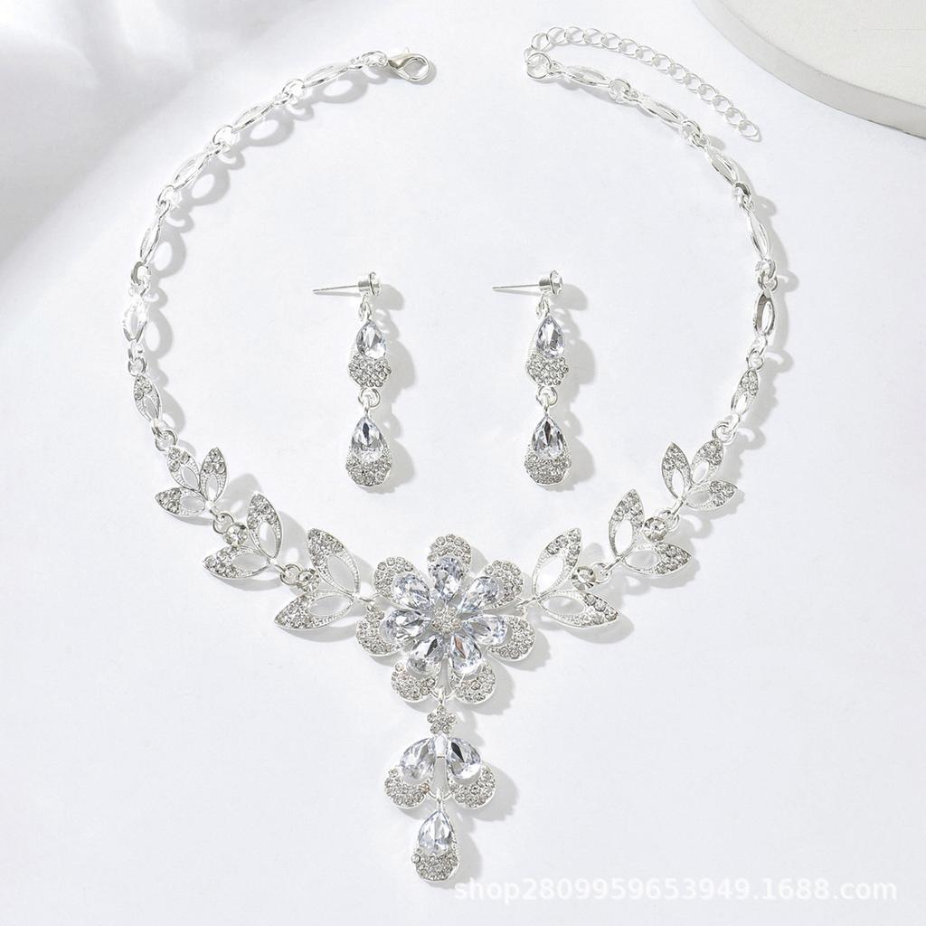 Stilvolles schwarzes Blumen-Fransen-Halsketten-Ohrring-Zweiteiler-Set, elegante und exquisite High-End-Accessoires