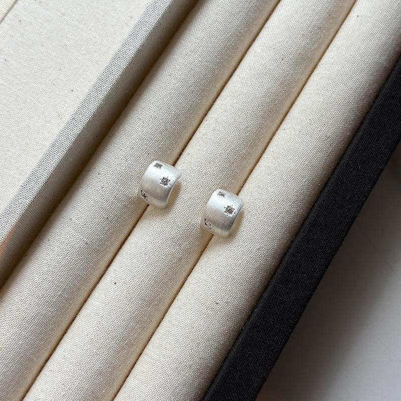 

Real gold electroplating irregular C ring earrings A grade zircon European and American cold wind design sterling silver temperament earrings women