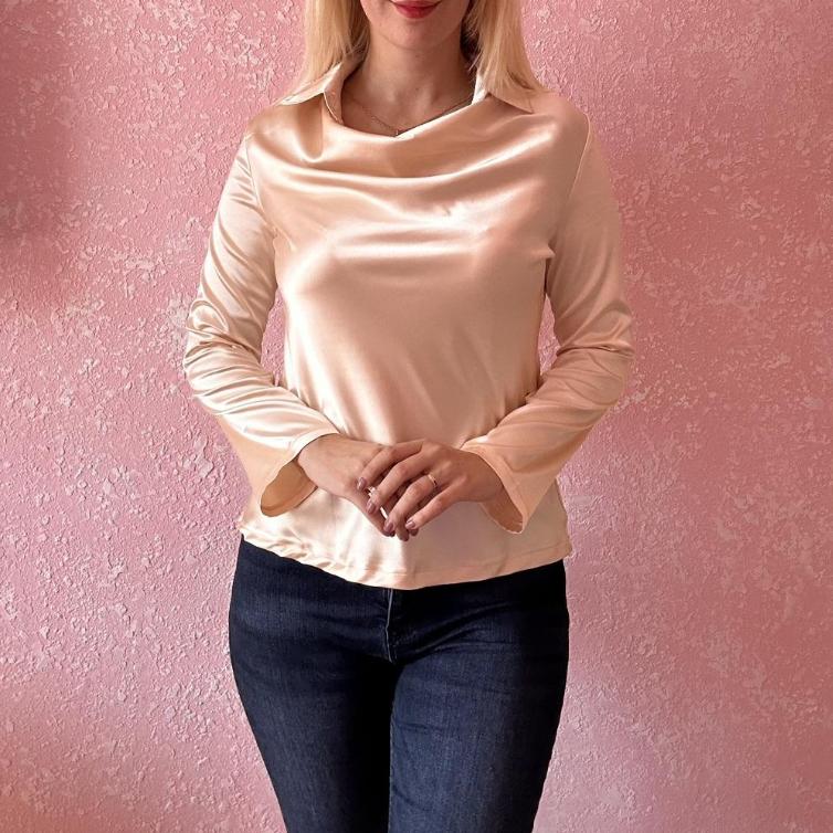 A Simple and Elegant Printed Swing-neck Shirt Collar for Women