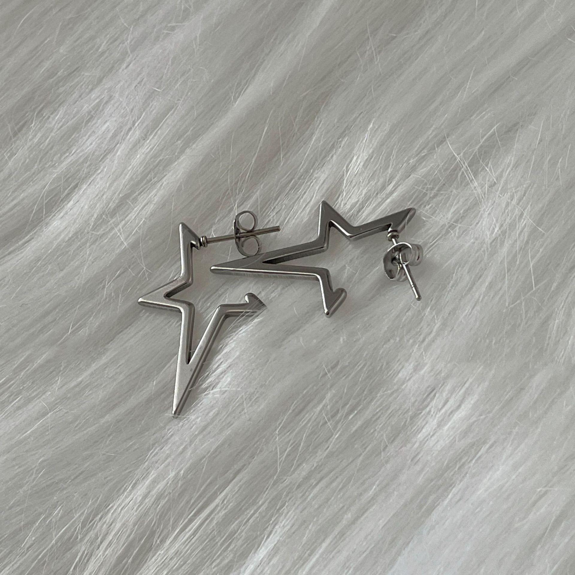

Титановая сталь серьги-пусеты в виде неправильных звезд, преувеличенные серьги с темпераментом холодного ветра, простые серьги в стиле панк с индивидуальностью