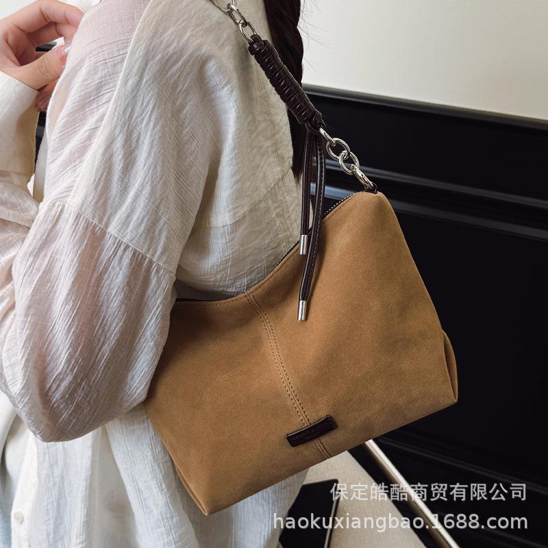 Autumn and winter retro matte bag women's 2025 new versatile shoulder underarm messenger bag niche portable bucket bag