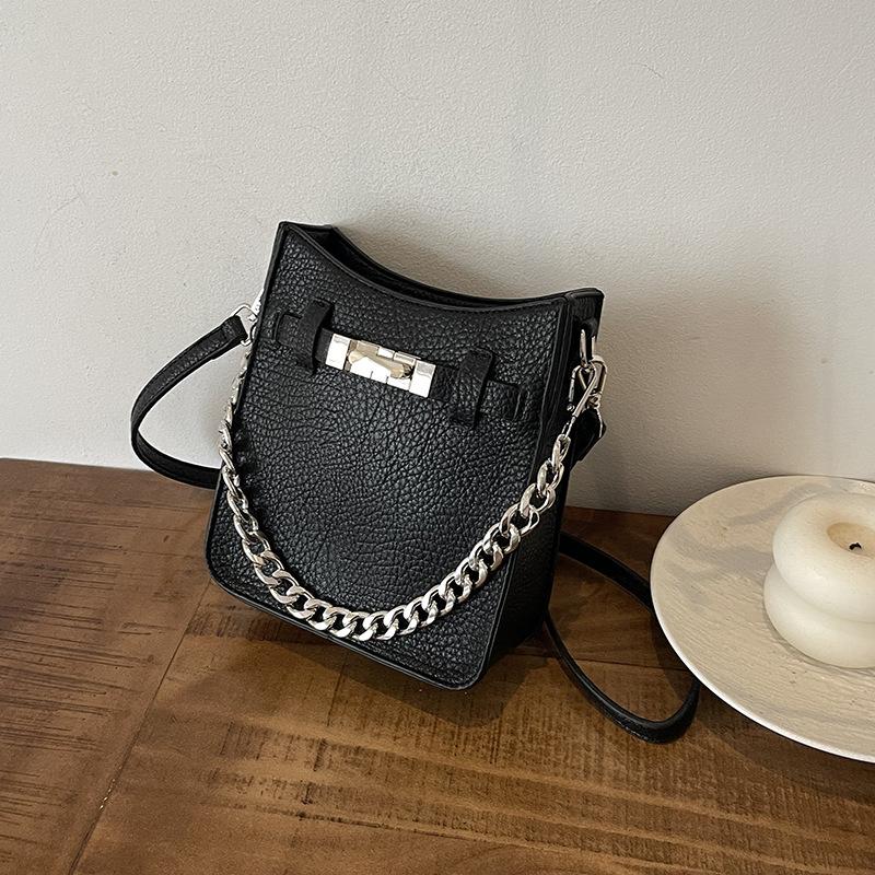 Korean version of fashion chain portable small bag women's bag 2025 new simple small square bag versatile shoulder messenger bag