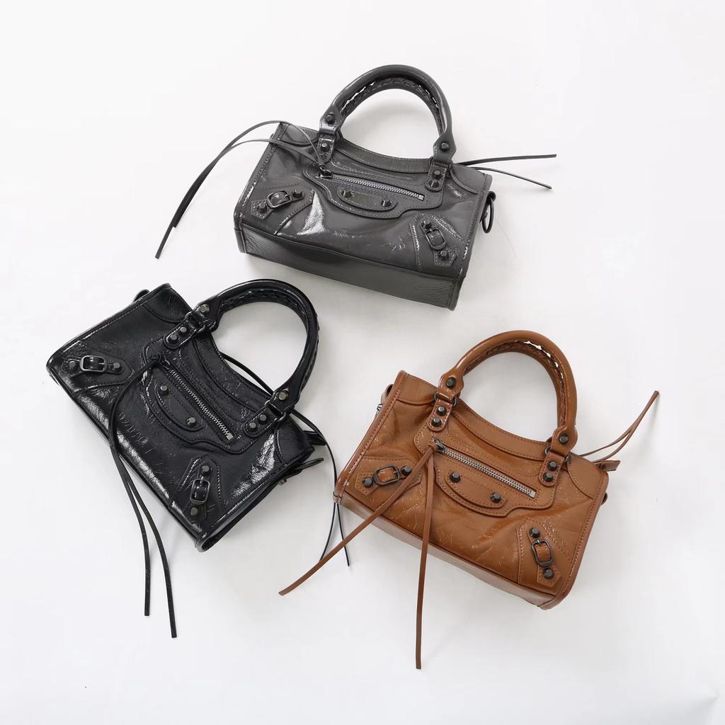 New retro versatile rivet locomotive bag head layer soft leather hand bag sweet cool spice girl style shoulder messenger bag
