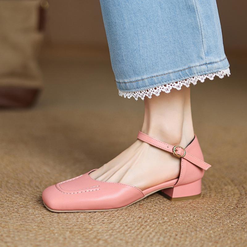 Sommer Damen Sandalen mit niedrigem Absatz und flacher Sohle, neue Tasche mit Blockabsatz, Damenschuhe mit Schnalle, Taschenkopf, Gummihohlsohle