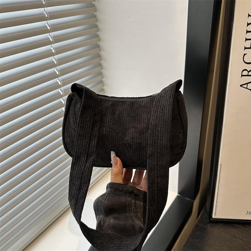 

Autumn and winter new portable small square bag simple commuter single shoulder fashion retro underarm baguette bag handbag чорний