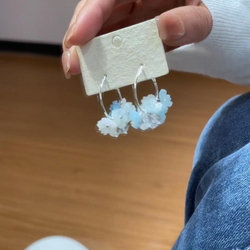Small fresh blue and white gradual change flower earrings niche design earrings light luxury holiday wind gentle sweet earrings women