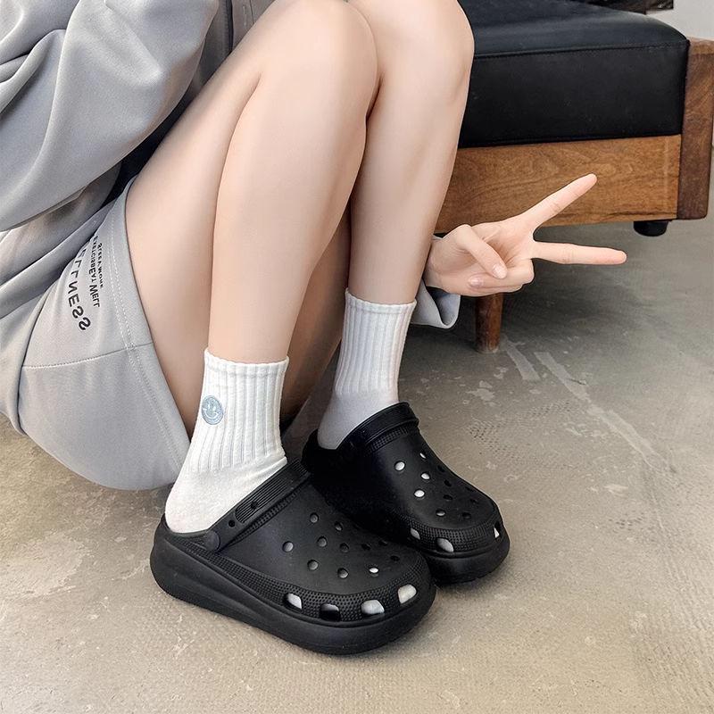 Women's Trendy Non-Slip Odor-Resistant Closed-Toe Summer Crocs with Thick Soles for Casual Outdoor Wear