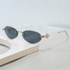 Jennifer hat die gleiche randlose silberne Metall-Klein-Oval-Diamantbesetzte Spice Girl Pure Desire Brille.