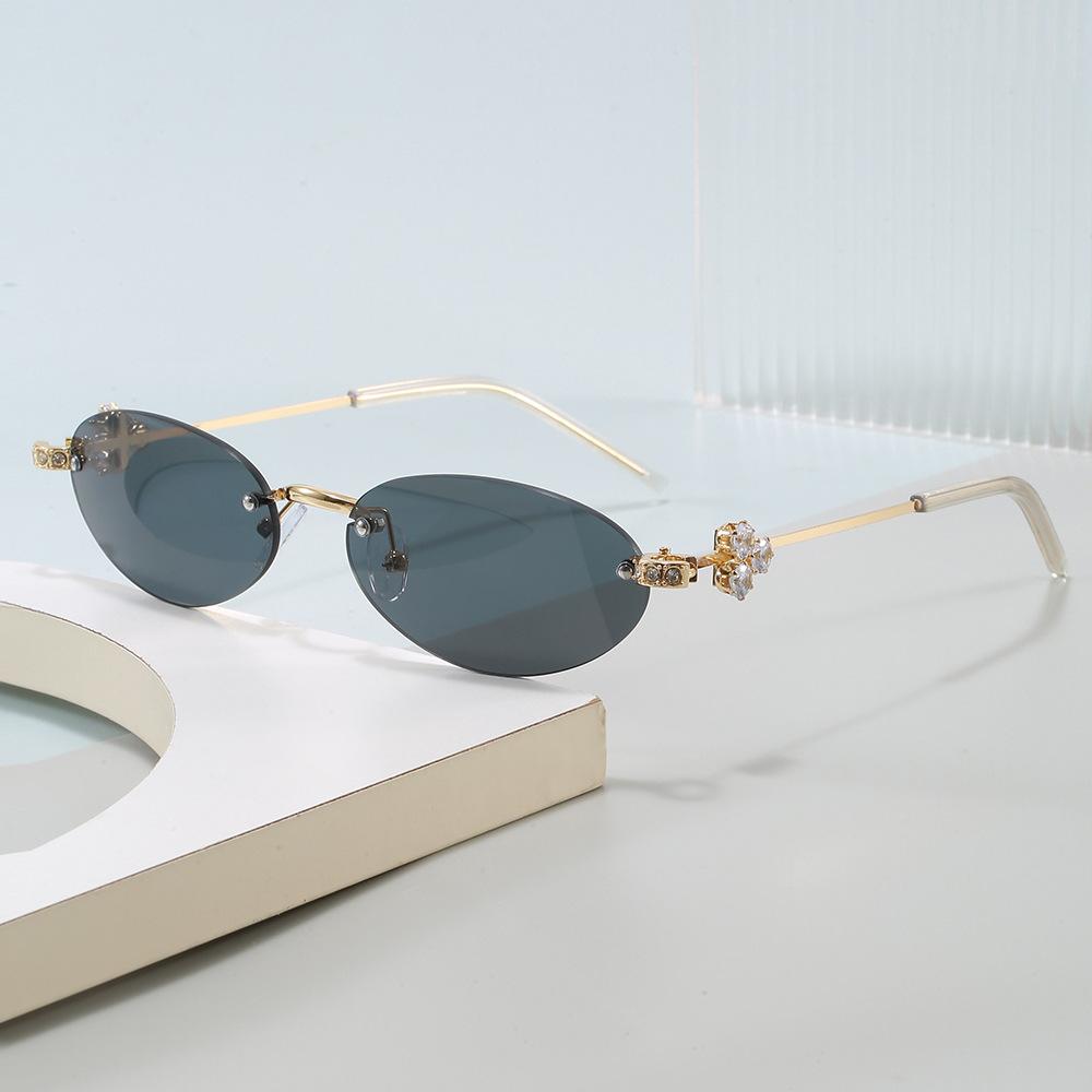 Jennifer hat die gleiche randlose silberne Metall-Klein-Oval-Diamantbesetzte Spice Girl Pure Desire Brille.