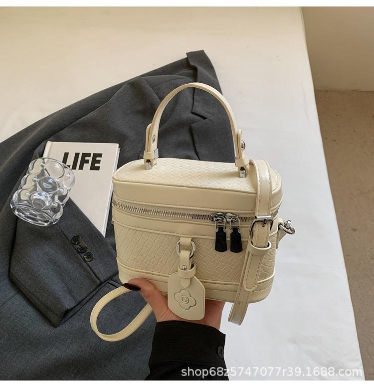 

Premium sense exquisite portable small square bag 2025 trendy fashion large capacity Korean niche design messenger bag box bag