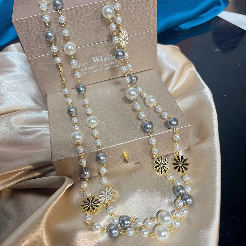 

Pearl Necklace Long Fashion Versatile Small Fragrance Autumn and Winter Versatile Decorative Small Daisy Sunflower Sweater Chain сірий колір