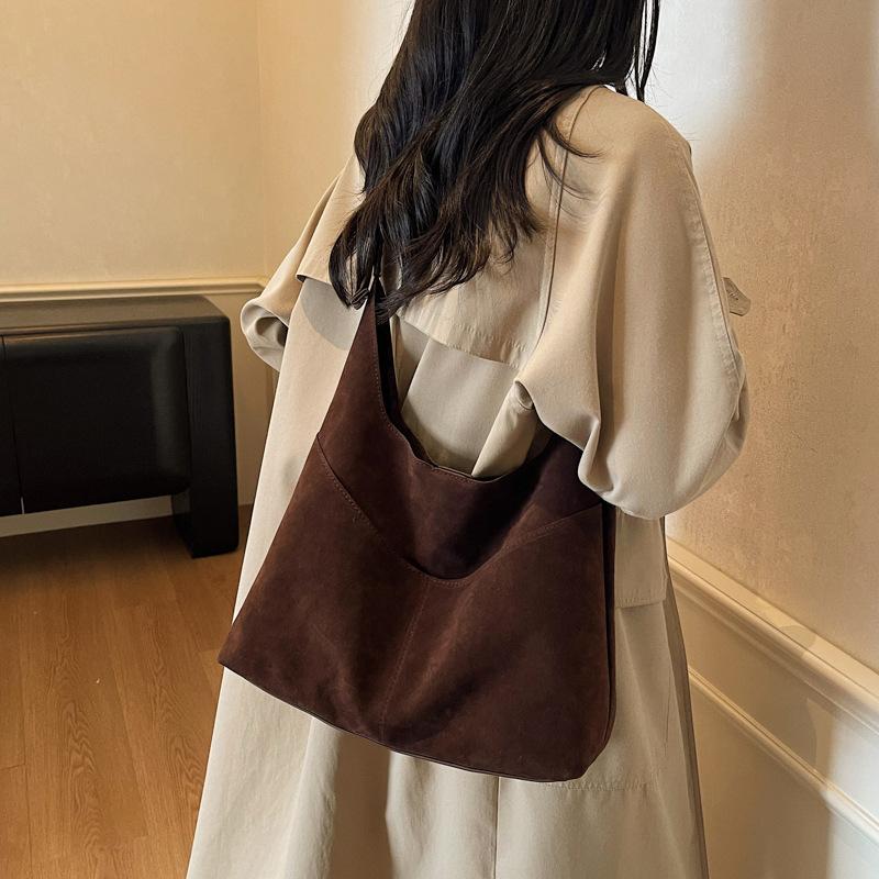 Autumn Maillard large-capacity armpit bag, new suede tote bag, versatile single shoulder commuter tote bag.