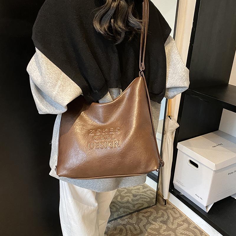 

Новый продукт, простой стиль, продвинутая текстура, нишевая сумка-тоут, женский многофункциональный способ ношения, легкий рюкзак для поездок на работу. 33*11*30