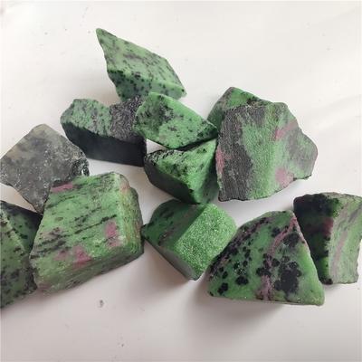 Doğal Epidot Mineral Fuksit Kristal Taş Kaya Cipsleri Numune Şifa Koleksiyonu Doğal Kristal Balık Tankı Taş