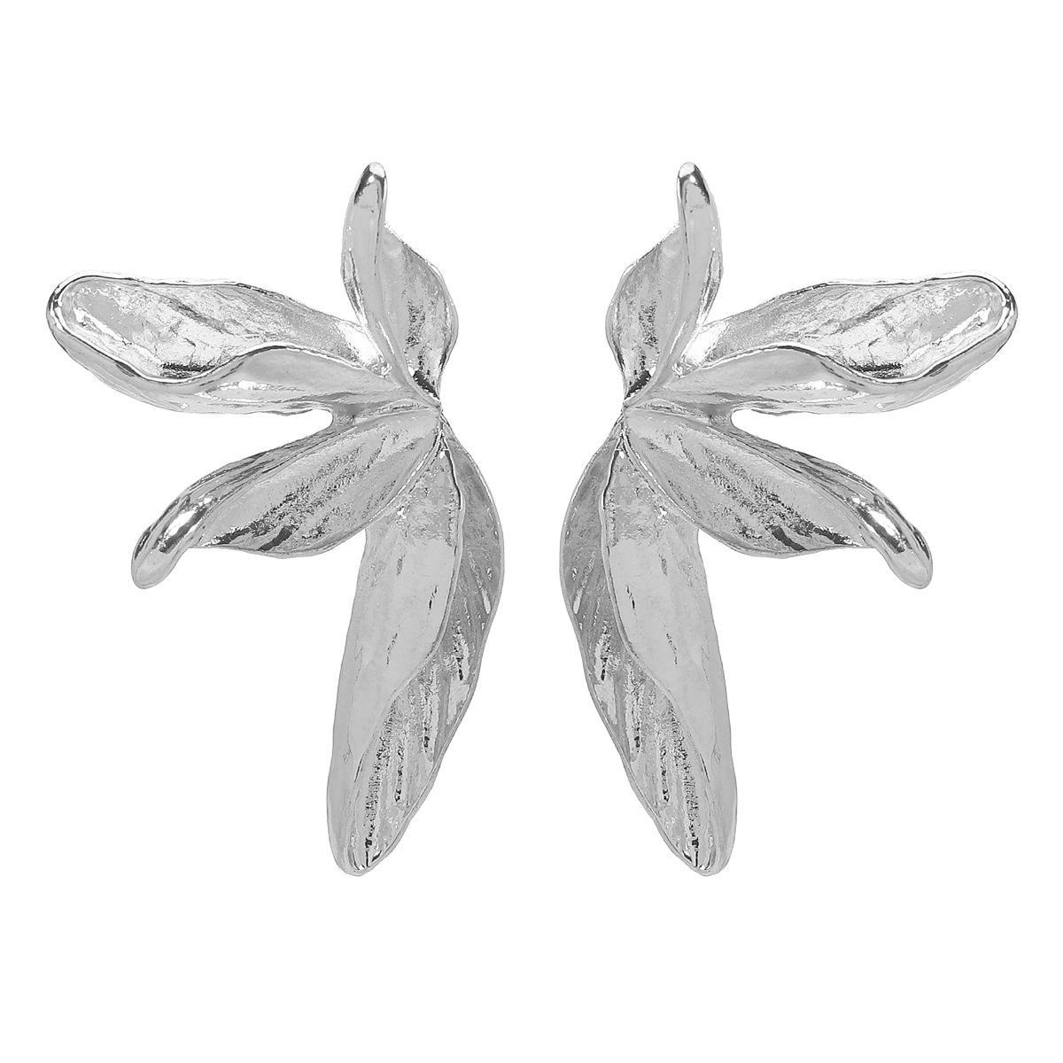 

European American Vintage 3D Flower Earrings Light Luxury Heavy Industry Symmetrical Floral Alloy Stud Earrings Women Jewelry білий