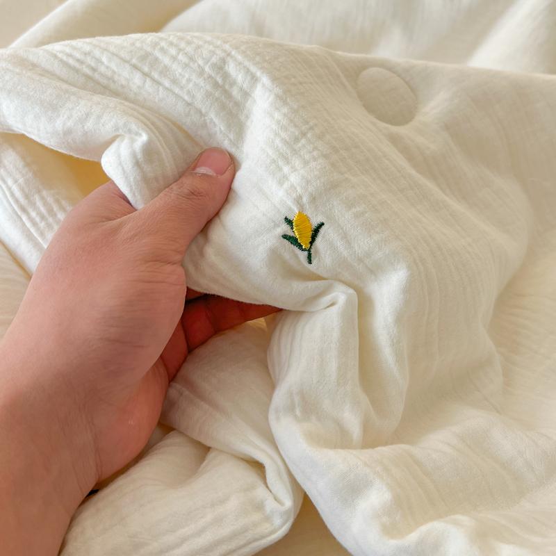Pure Cotton Wrinkle Gauze Quilts Summer Plain Embroidered Bear Comforter Double Couple Bed Quilts Air Conditioning Cool Quilt