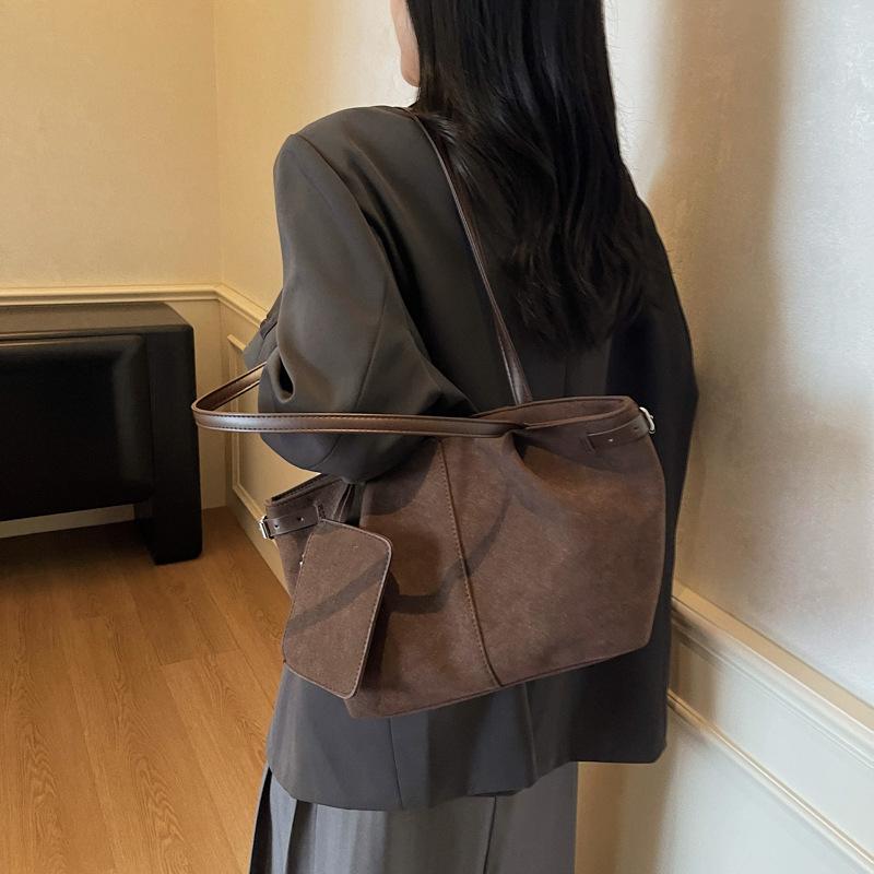 This Year's Popular Bag Women's Large Capacity 2025 New Fashion Autumn and Winter Shoulder Underarm Bag Pleated Commuter Tote Bag