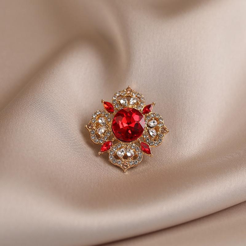 Elegant Butterfly Brooch: Luxurious Suit Accessory & Stylish Corsage for Women