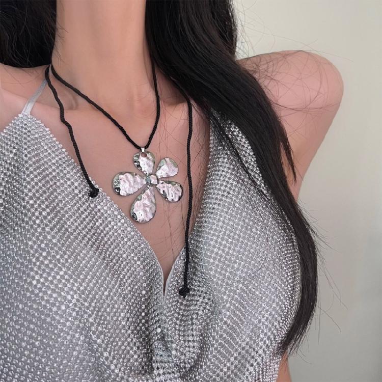 Robuster Herzanhänger aus Legierung, hohler Schmuck, Blumenanhänger, Legierungsmaterial