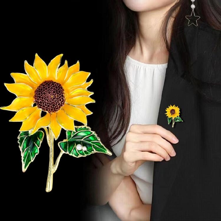 Modern Daisy Brooch In Metallic Finish Lightweight 18g Fashion Accessory Suitable For Multiple Outfit Styles