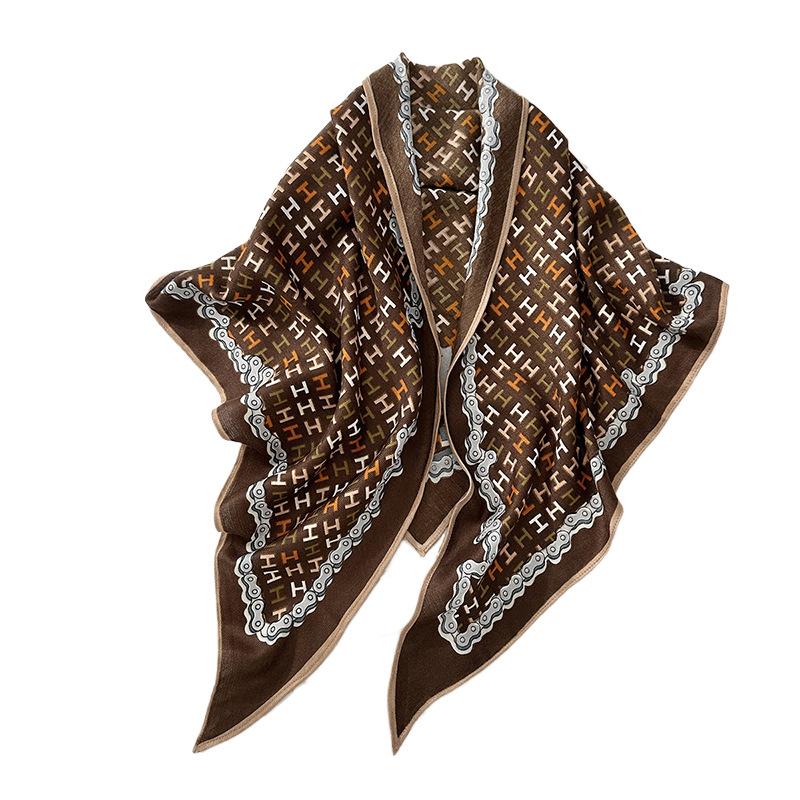 Travel outside with a chain letter printing triangle scarf autumn women's fashion and elegance with shawl