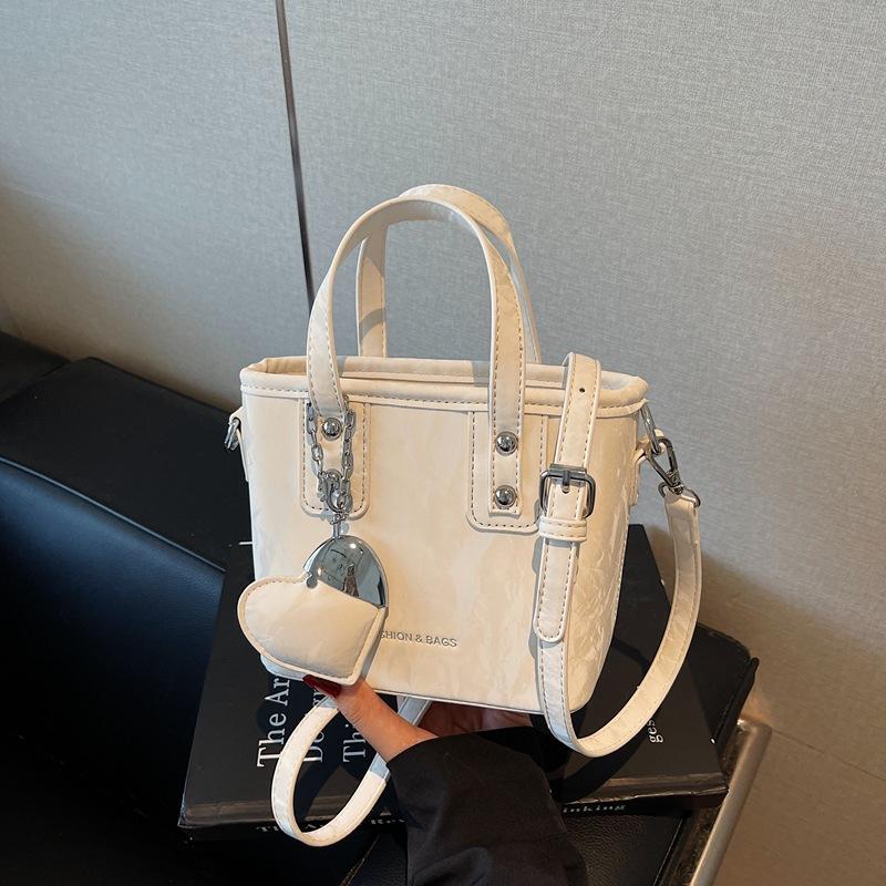 

Niche design handbag women s new autumn and winter fashion shoulder messenger bag versatile commuter bucket bag
