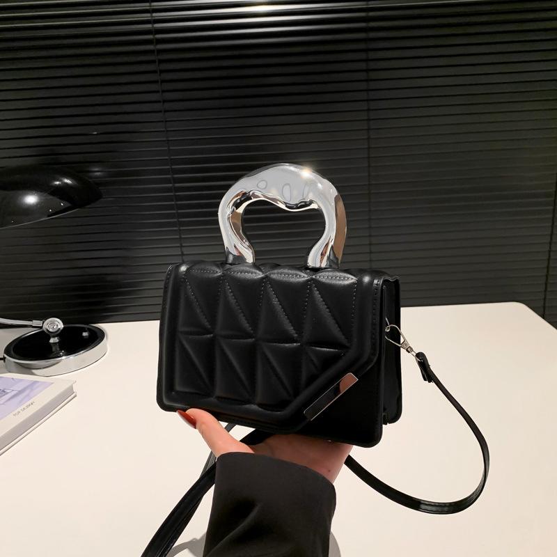 

Textured bag women s new small fresh hard handle handbag fashionable solid color shoulder messenger bag чёрный