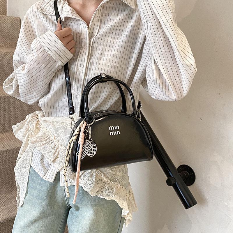 Nový design v oblasti niky, oblíbené shellové kabelky letos, přenosné ramenní trendy dámské kabelky