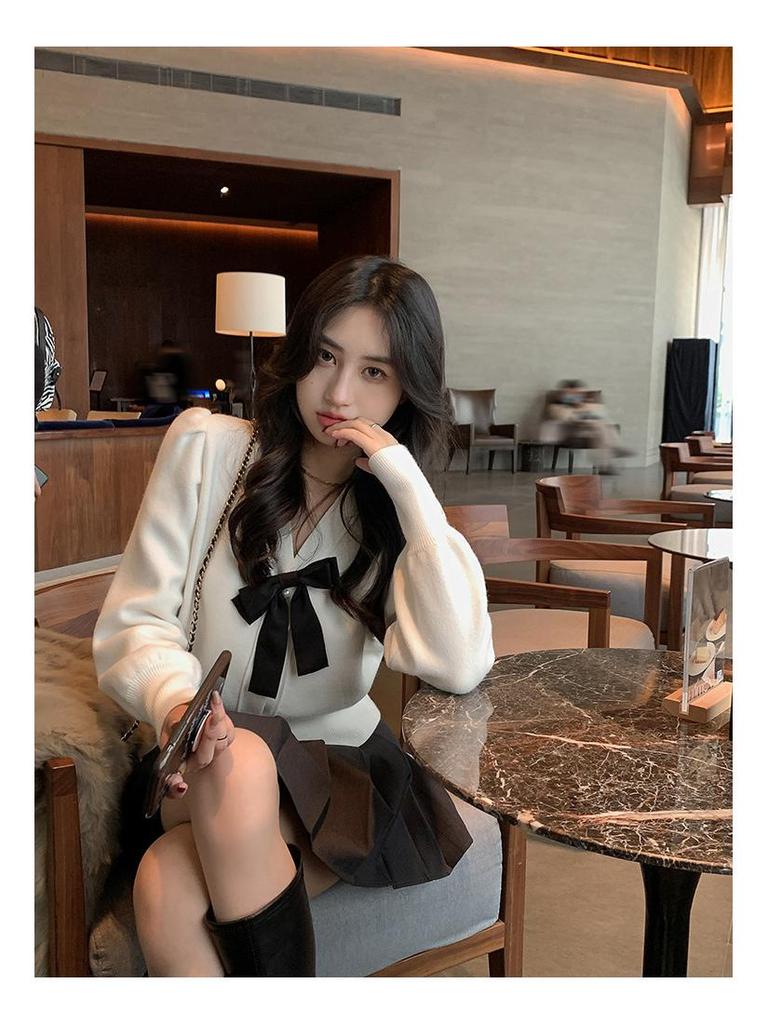 Γυναικεία Γλυκιά Πλεκτή Ζακέτα με Φιόγκο και Λαιμόκοψη V: Μοντέρνο Κοντό Στενό Φόρεμα με Μανίκια Φούσκα