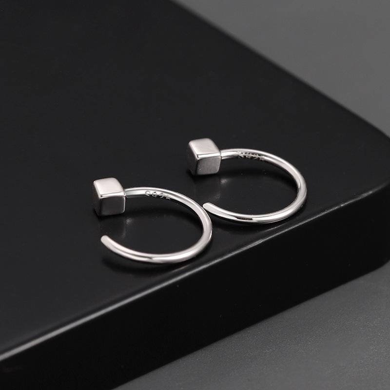 Pánské špičkové antialergické čtvercové náušnice s háčkem za ucho - Jednoduchý a pohledný design pro dámské a pánské piercingy.