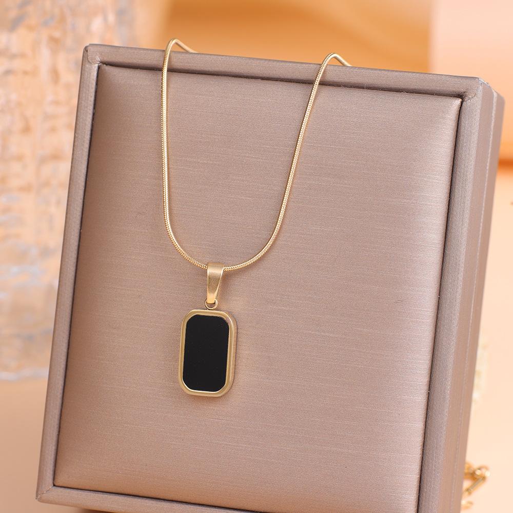 

Titanium steel stainless steel necklace collarbone chain pendant European and American sweet hot-selling necklace Internet celebrity jewelry чорний