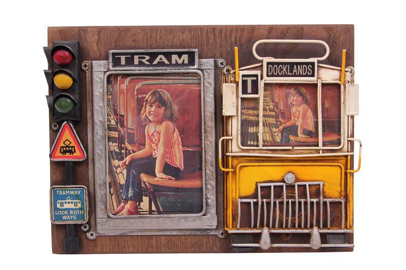 

Декоративный металлический каркас трамвая украшен