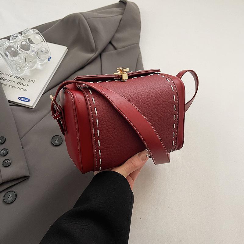 Autumn and winter small bag 2025 new Korean version fashion rivet shoulder bag ins Internet celebrity women messenger box bag pu