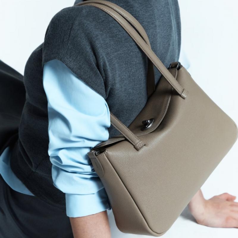 Daks Flap ShOulder Bag M With O lOck decOratiOn tOppe