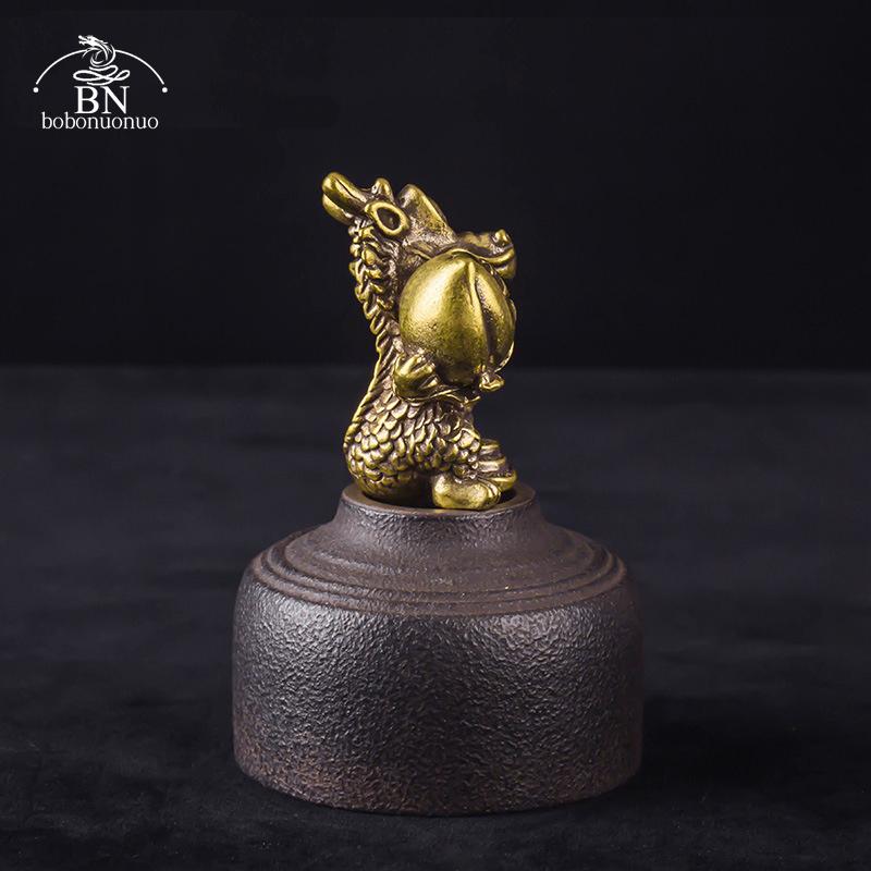 Ottone Antico Animale Zodiacale Cinese Drago Tiene Pesca Scultura Artigianato Ornamento Longevità Regalo di Compleanno Figurina Bestia Feng Shui