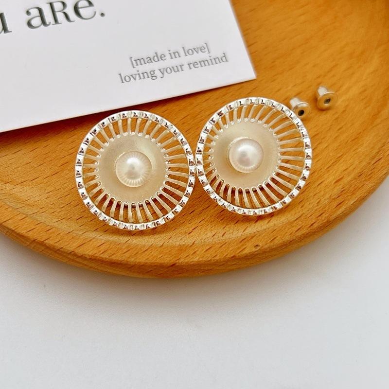 

Star Stud Earrings Of The Same Style, High-End Light Luxury Celebrity Style Stud Earrings, Round Lines, Hollow Earrings, Women