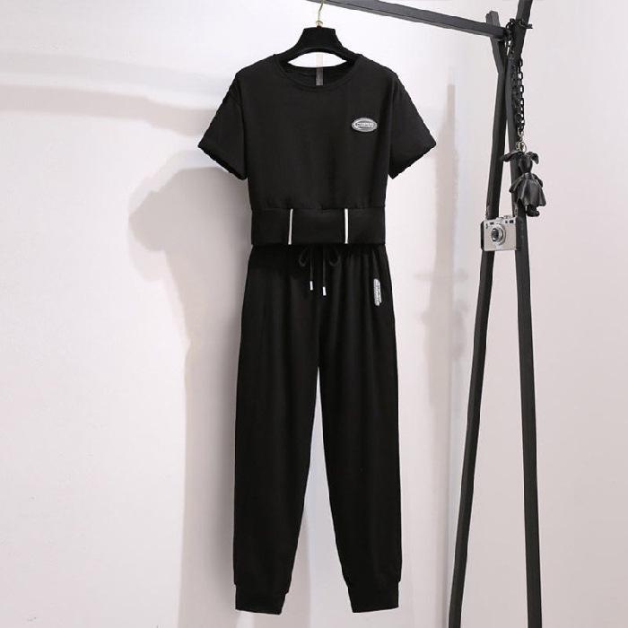 

Женский спортивный летний комплект из двух частей: Топ с коротким рукавом свободного кроя и укороченные брюки M чёрный