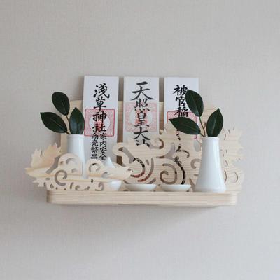 Shinto-Altar, Amuletthalter, wandmontiert, mit Reliefschnitzereien eines dreibeinigen Vogels, glückverheißenden Wolken und des Mondes, geeignet für Ahnenaltäre