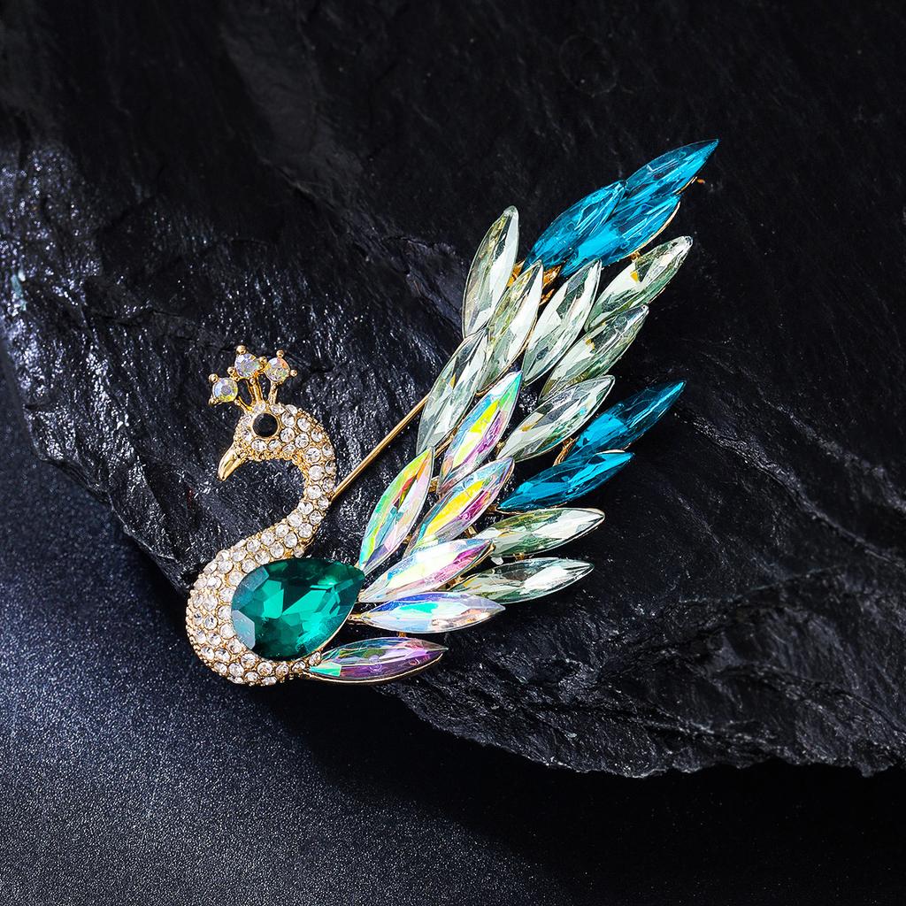Light Luxury Elegant Gradual Change Crystal Peacock Brooch High-end Fashion Exquisite Pin Women Elegant Atmosphere Corsage Accessories