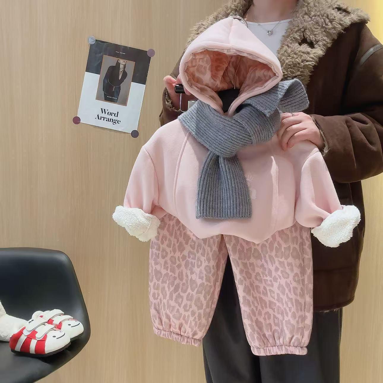 Детский зимний флисовый комплект с капюшоном 2025 года — корейский леопардовый принт для мальчиков и девочек. 120