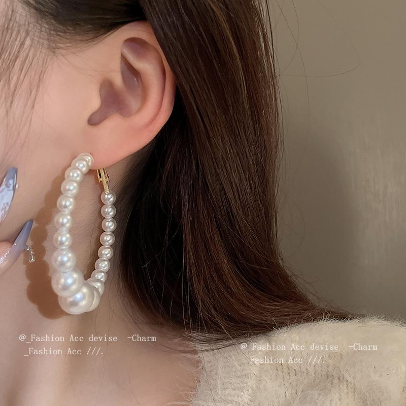 Silver needle pearl irregular earrings retro exaggerated temperament earrings French autumn and winter versatile high-end earrings