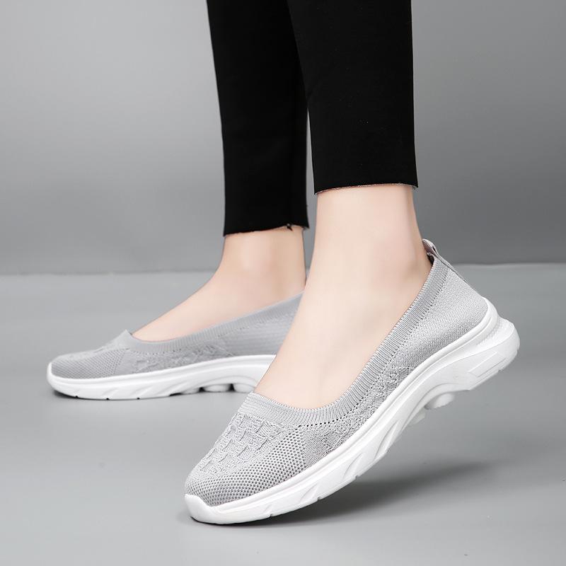 Old Beijing cloth shoes women's flying knitting one-pedal flat-soled mother shoes