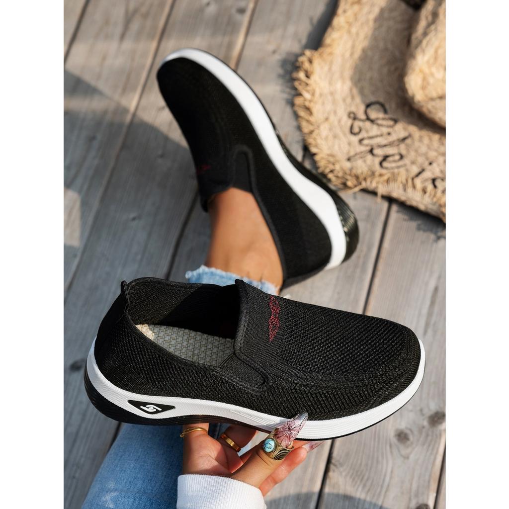 Women's Spring and Summer Cloth Shoes Are Breathable, Lightweight and Comfortable Shoes, Sports and Casual Shoes, and Mesh Shoes