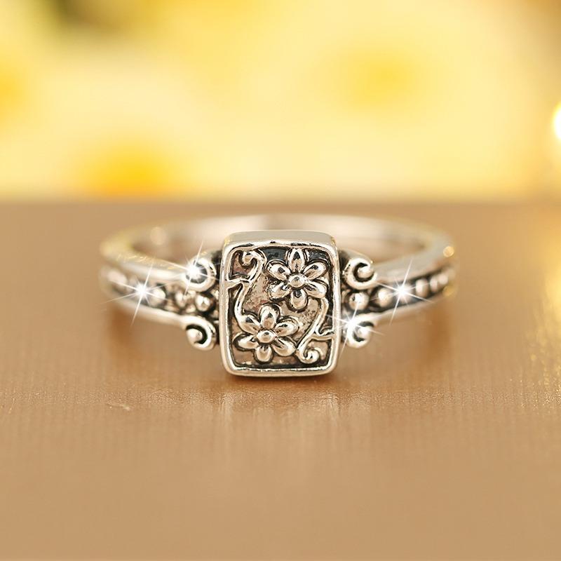 Vintage CopperColor Carved Floral Women's Ring and Creative Holiday Accessories Casual Daily Wear Jewelry Gift