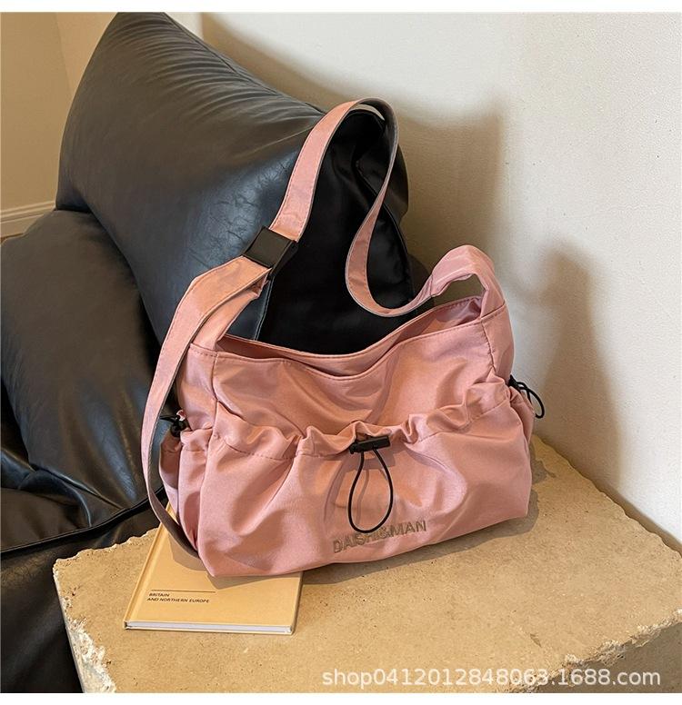 

Casual simple large-capacity tote bag Korean version commuter bag women s 2025 new summer niche shoulder cloth bag розовый