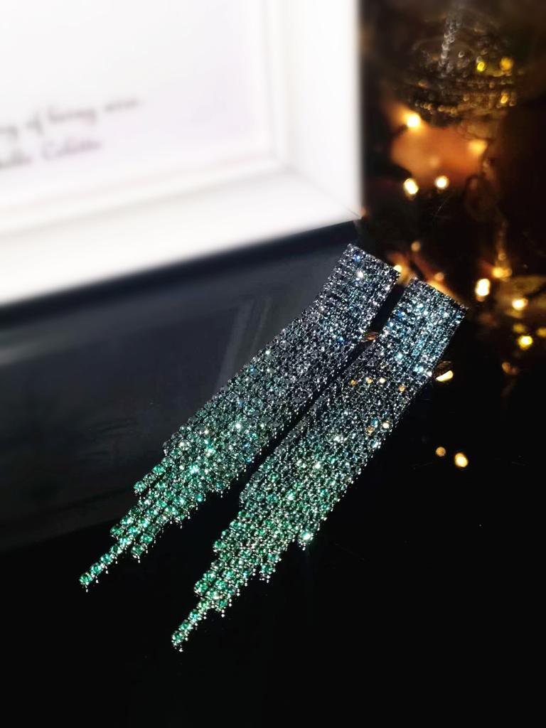 Schwarze Ohrhänger mit glänzenden Diamantquasten mit Farbverlauf