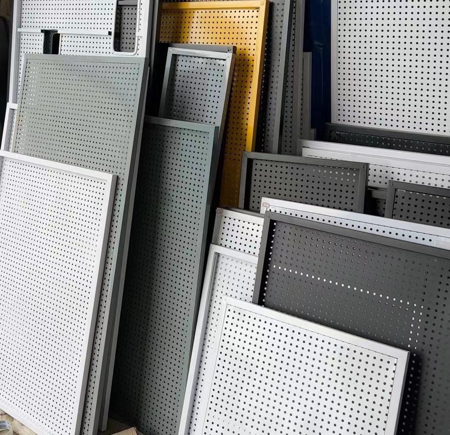 Wandmontiertes Lochplatten-Aufbewahrungsregal für Schmuck, Werkzeuge und Zubehör